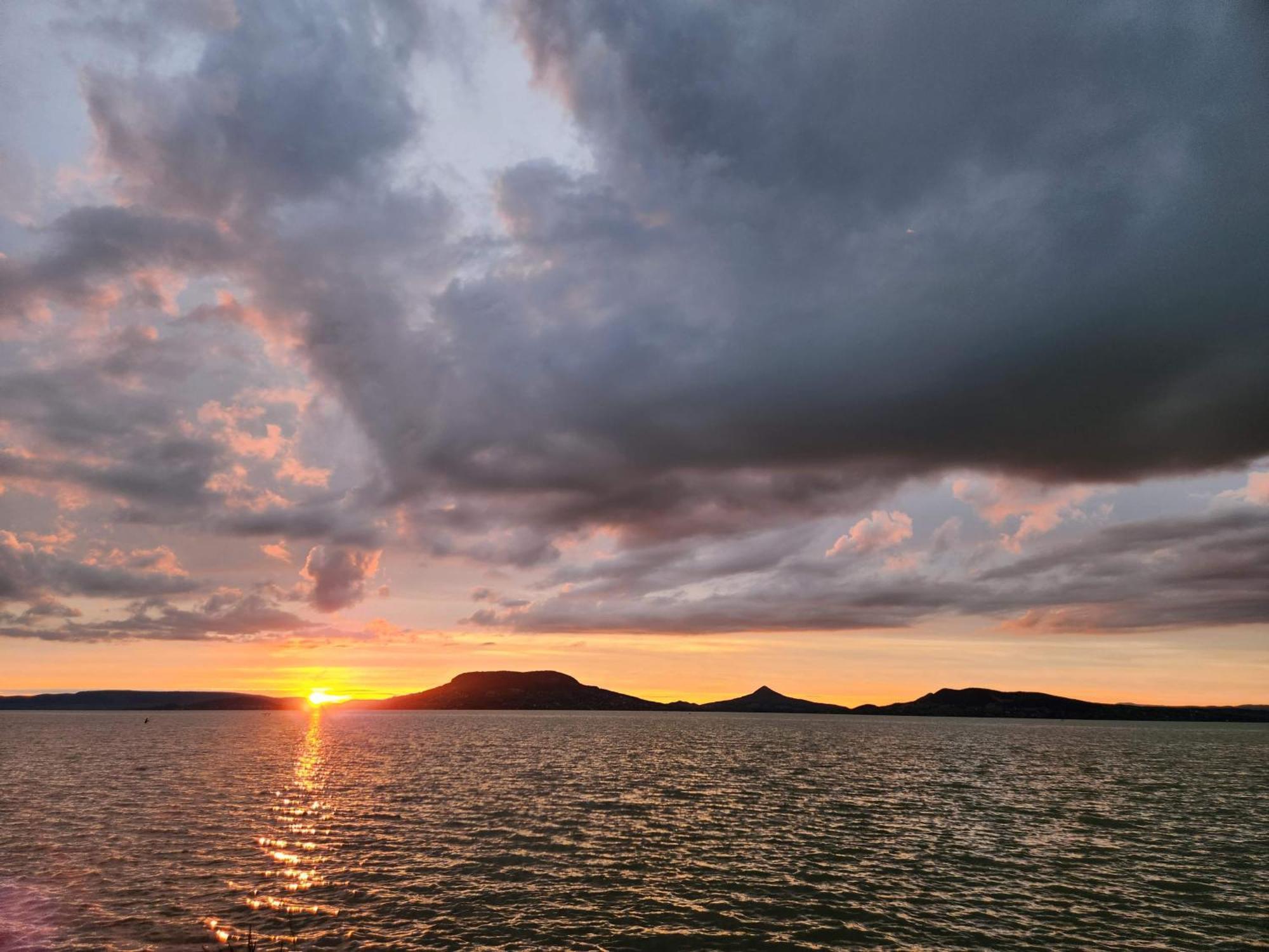 Sunset Resort - Lakeside Apartment Fonyód 외부 사진